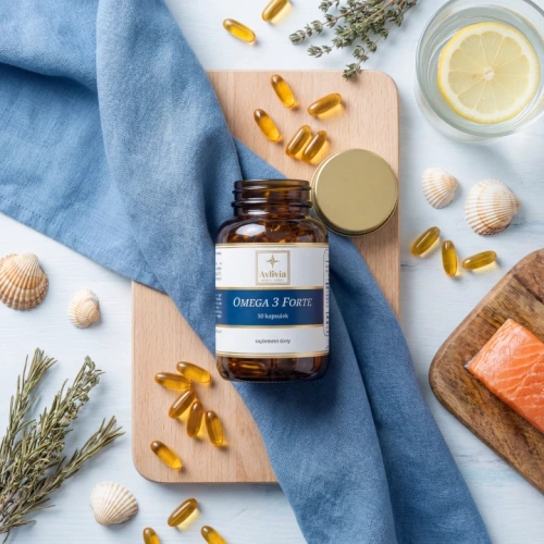 Omega 3 Forte Avlivia flat lay - otwarty słoiczek z kapsułkami w morskim klimacie z muszlami i cytryną