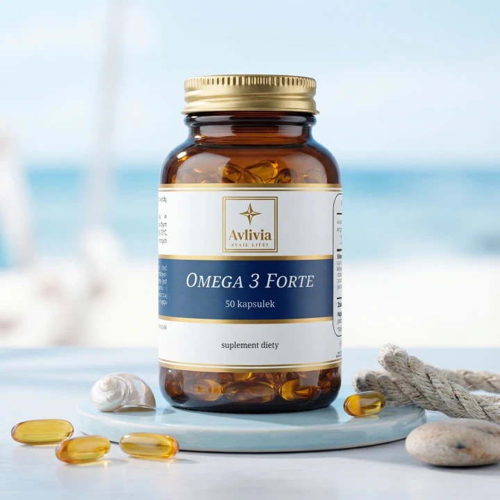Omega 3 Forte Avlivia - słoiczek z bursztynowymi kapsułkami obok muszli morskich i błękitnych akcentów