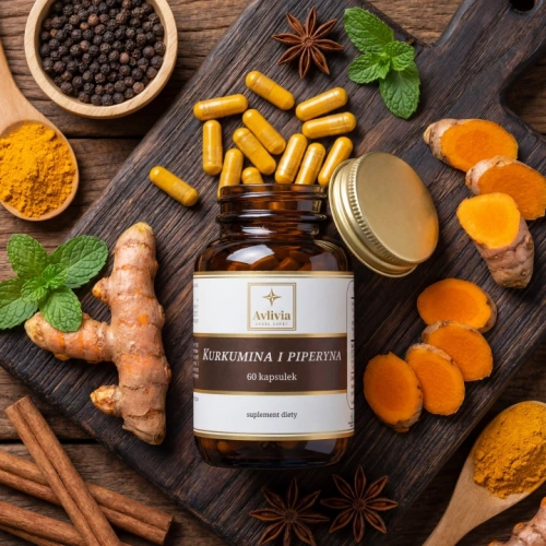 Kurkumina i Piperyna Avlivia flat lay - otwarty słoiczek wśród korzeni kurkumy, czarnego pieprzu i przypraw orientalnych na ciemnym drewnie.